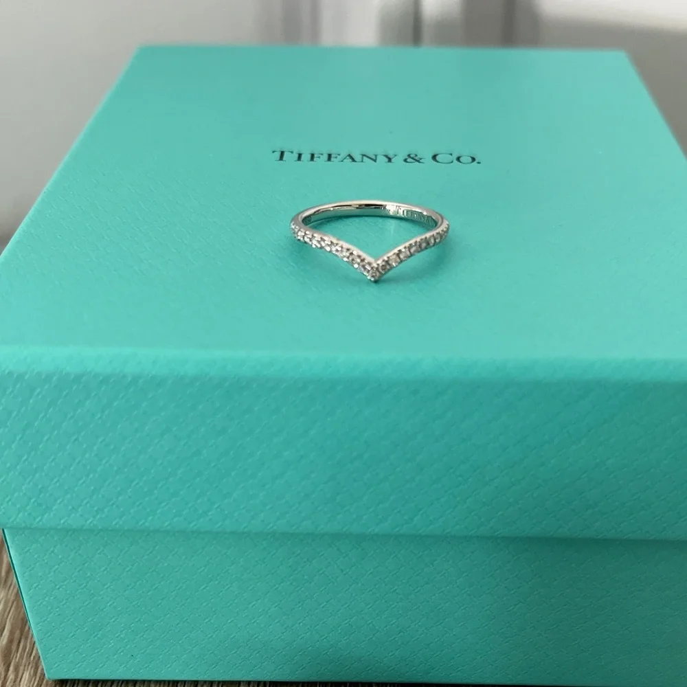 Beautiful V ring